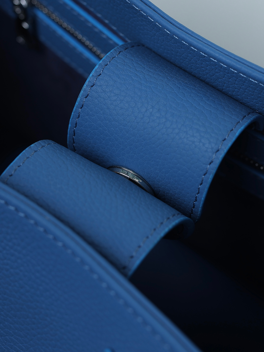 Vicky Barcelona Azure — snap closure detail