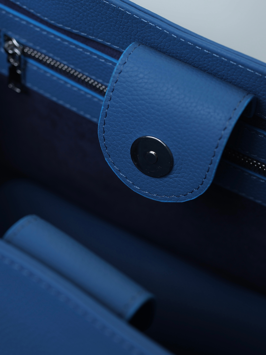 Vicky Barcelona Azure — snap closure detail