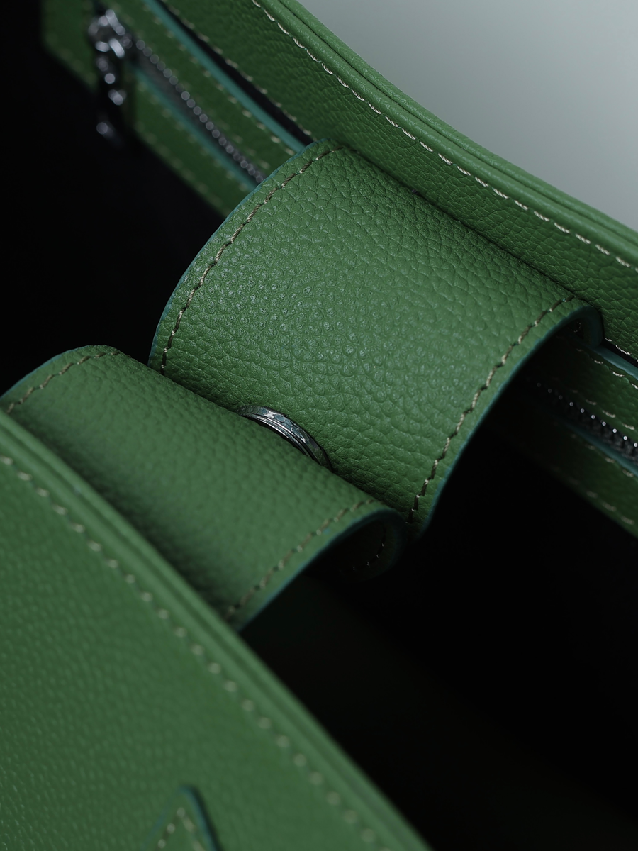 Vicky Barcelona Green — snap closure detail