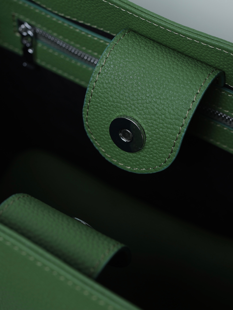 Vicky Barcelona Green — snap closure detail