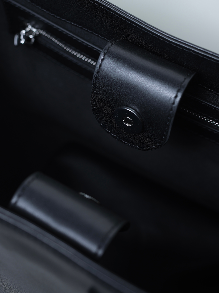 Vicky Barcelona Navy — snap closure detail