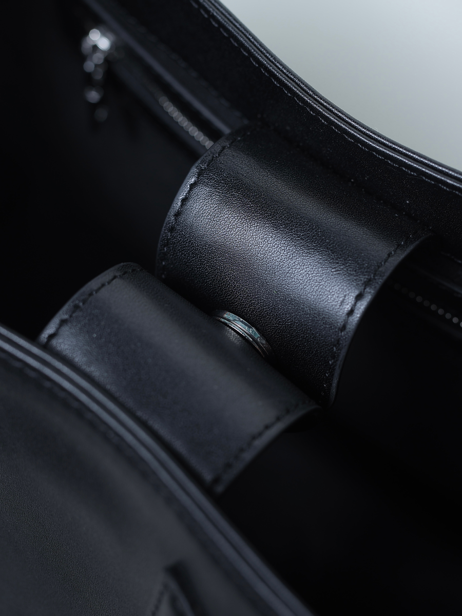 Vicky Barcelona Navy — snap closure detail