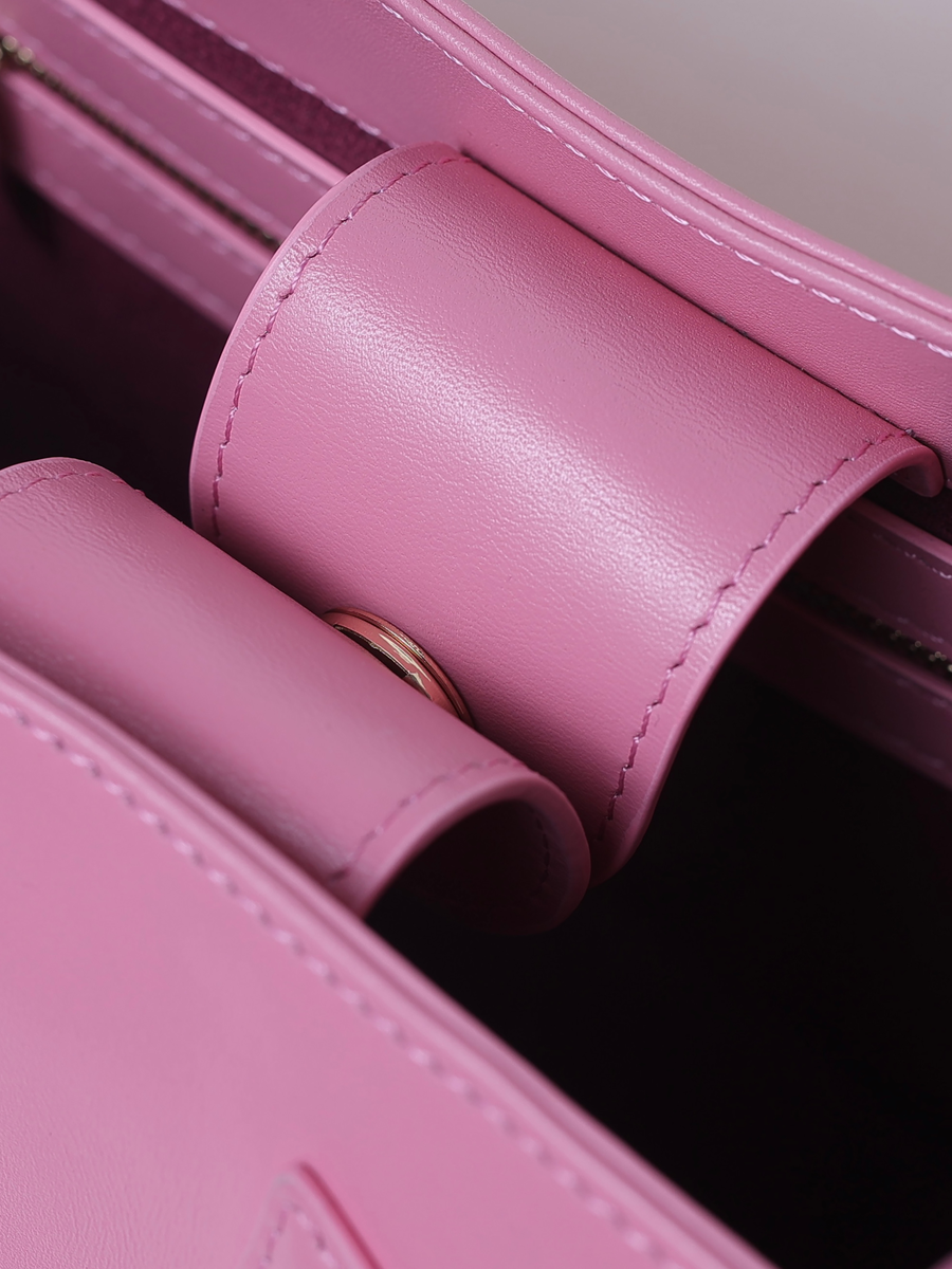 Vicky Barcelona Pink — snap closure detail