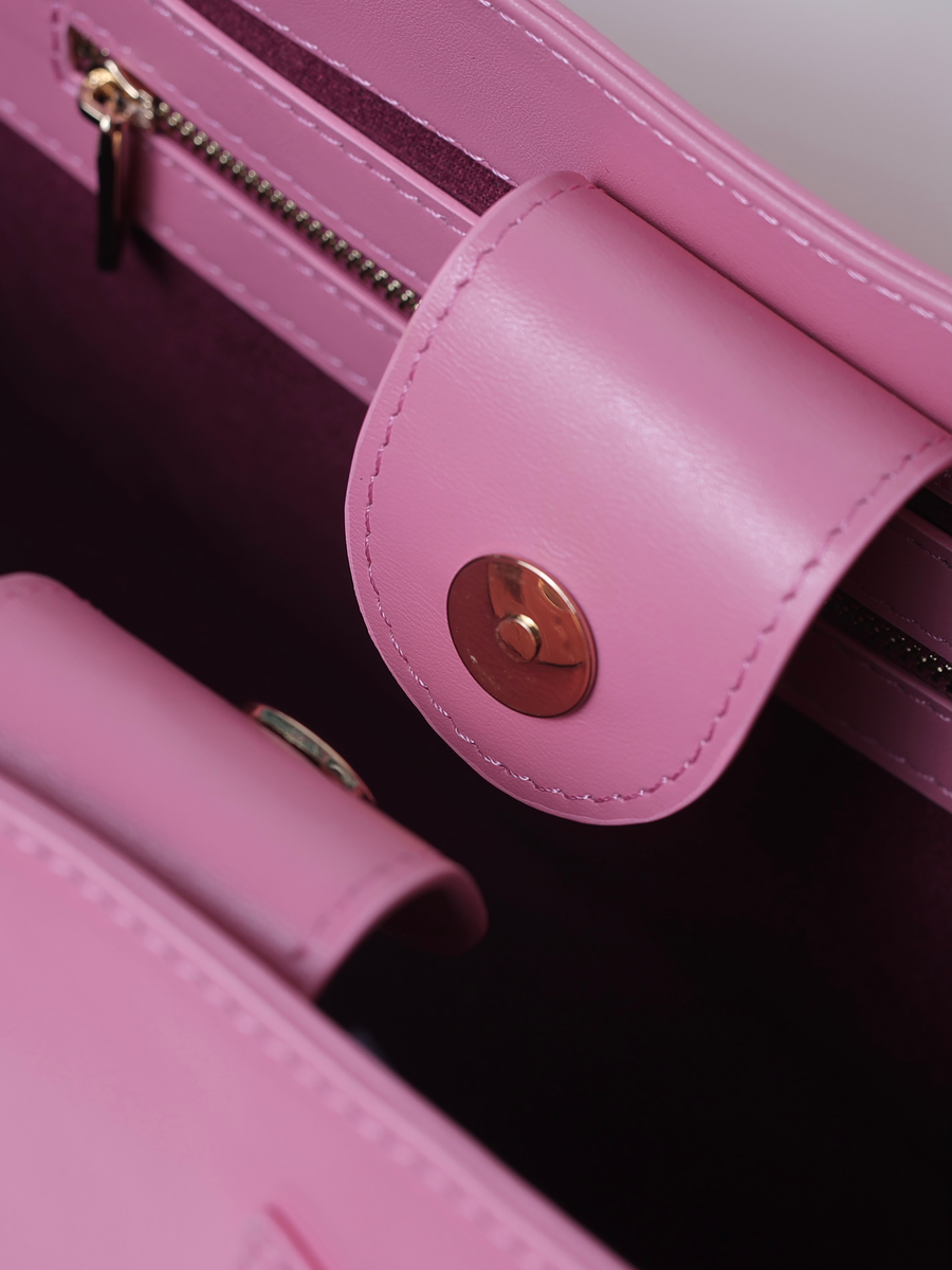 Vicky Barcelona Pink — snap closure detail