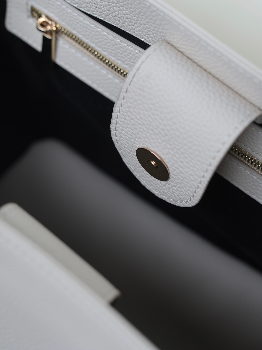 Vicky Barcelona White — snap closure detail