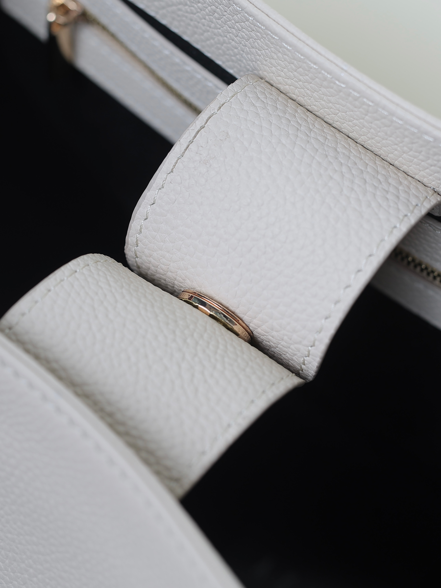 Vicky Barcelona White — snap closure detail